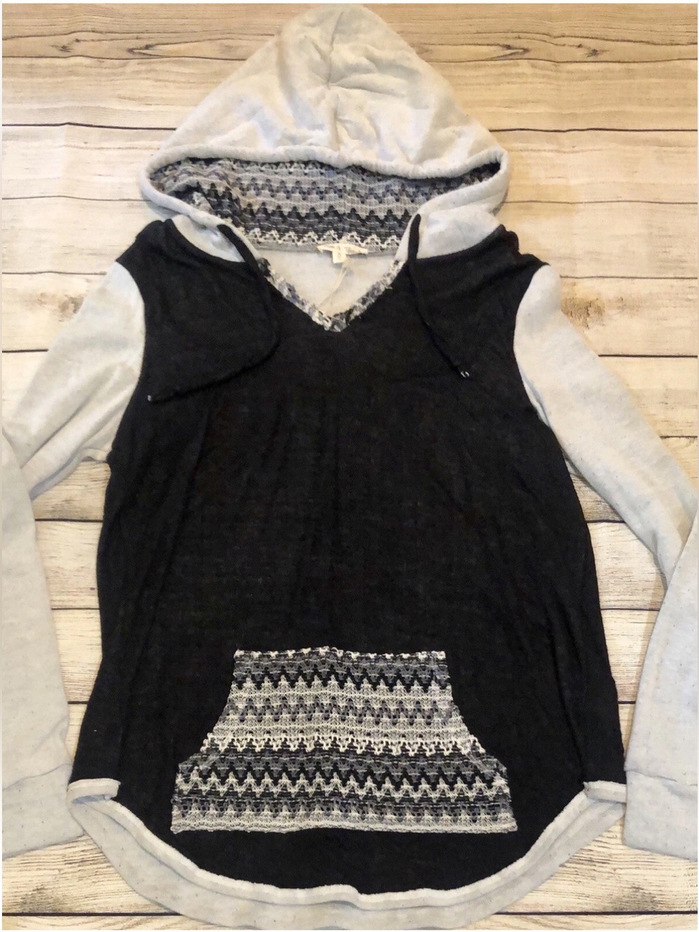 Hem & Thread NWT Black and Gray Hoodie Pullover Vneck Lace Contrast size Medium